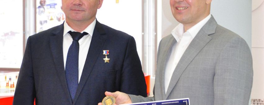 The Head of Yu.A.Gagarin Research and Test Cosmonaut Training Centre (Moscow) Yury Lonchakov presents Lipetsk SEZ